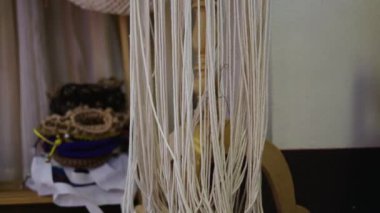 El yapımı güzel bir beyaz elbisenin yakın çekimi - el işi