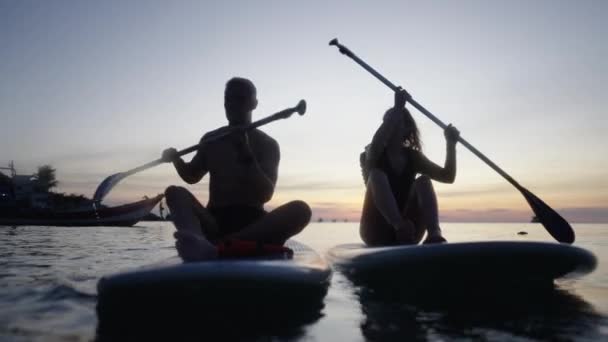 Kafkasyalı Yetişkinler Kürek Çekerek Denizde Sörf Yapıyor Çift Gezisi Konsepti — Stok video
