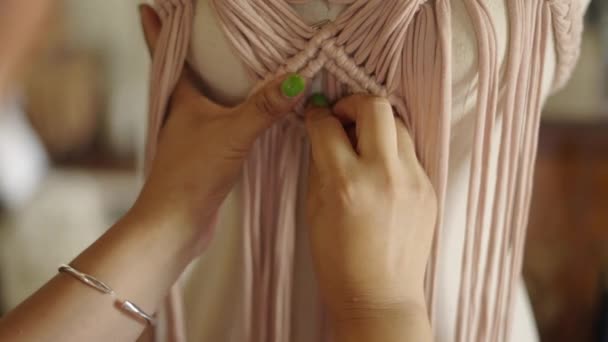 Рожева Сукня Отримує Вузли Від Жіночих Рук Ручна Робота — стокове відео