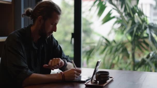 Hombre Haciendo Videollamada Mientras Escribe Algo Tableta Trabajador Línea — Vídeo de stock
