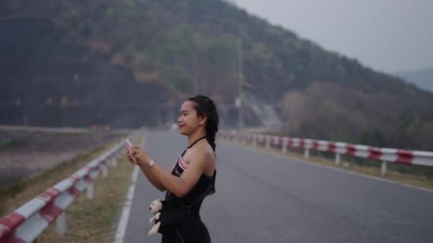 Tajska Dziewczyna Przecina Drogę Aby Zrobić Zdjęcie Jeziora Wanderer — Wideo stockowe