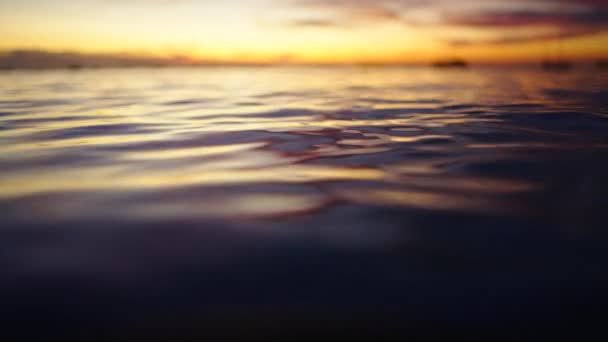 コヒマラヤの素晴らしい日没の下の海の波のクローズアップ オパカロフィリア — ストック動画
