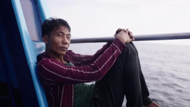 Dorosły Tajski Chłopiec Patrząc Obiektyw Siedzi Łodzi Nurków Życie Morskie — Wideo stockowe