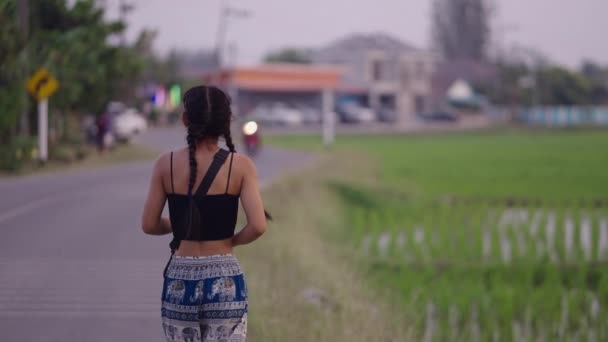 Asiatique Fille Sourit Quand Elle Voit Caméra Tout Marchant Vie — Video