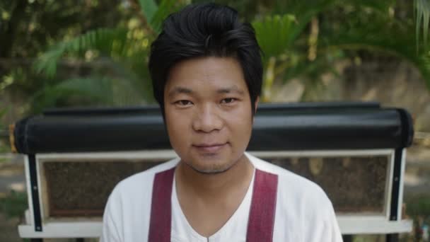 Ritratto Uomo Asiatico Con Scatole Apicoltura Sullo Sfondo Concetto Ecologia — Video Stock