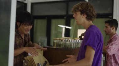 Müşterilere farklı yenebilir ürünler sunan bir esrar dükkanının sahibi - yeni iş konsepti