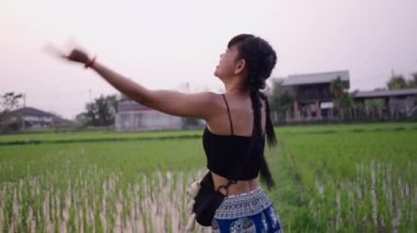 At kuyruklu kız Asya 'daki pirinç tarlalarında eğleniyor - kırsal yaşam