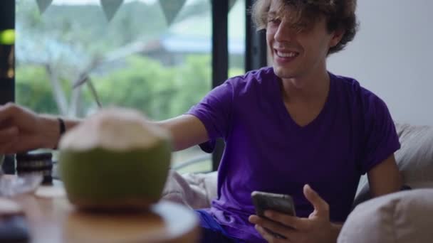 Jonge Blanke Man Kijken Naar Sociale Media Zijn Smartphone Tijdens — Stockvideo