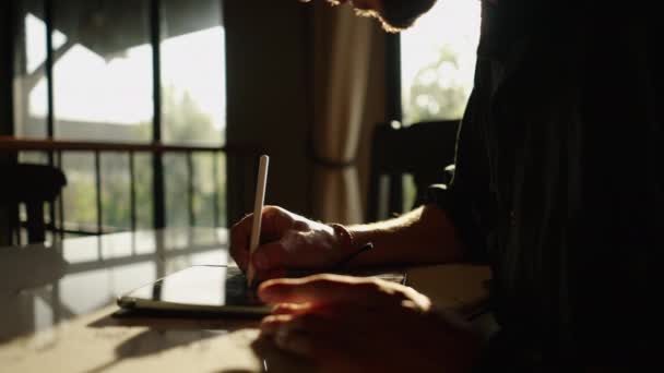 ブレスレットと大人の男性の手 タブレットに何かを書く オンラインワーカー — ストック動画