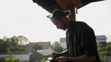 Sakallı, beyaz bir adam tabletine bir çeşit bilgi yazmış. İnternet işçisi.