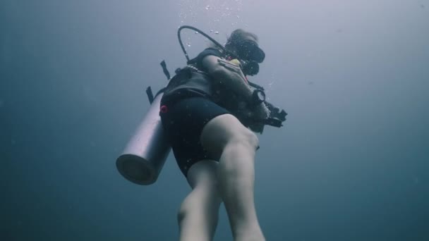 Kaukasische Taucherin Bewegt Sich Wasser Thailand Meeresleben — Stockvideo