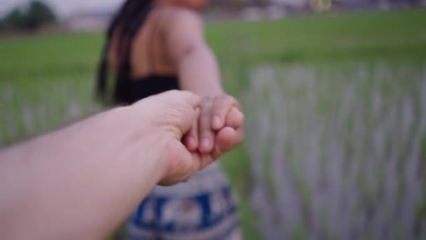 Çeltik Tarlalarında Kameramanla Ele Tutuşan Genç Bir Kız — Stok video