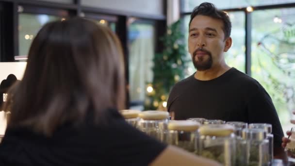 Erkek Müşterinin Reyonunda Perakendeciyle Konuşmasının Yavaşlaması Yeni Konsepti — Stok video