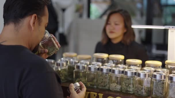 在合法商店闻到不同大麻花香味的成年人 新的商业概念 — 图库视频影像