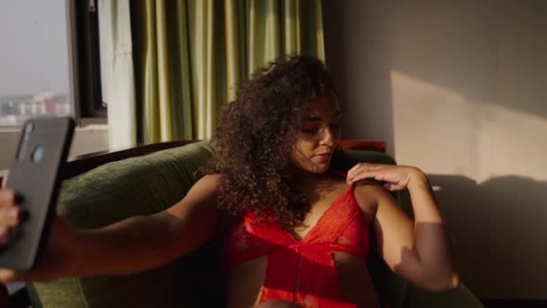 Sydamerikansk Flicka Ler När Hon Tittar Sin Telefon Body Positive — Stockvideo
