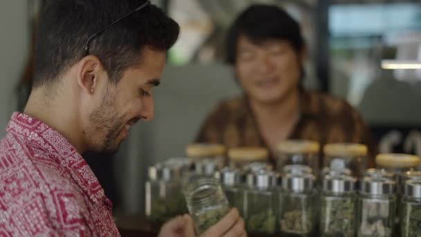 Twee Jonge Kaukasische Mannen Die Wiet Kopen Een Cannabis Apotheek — Stockvideo
