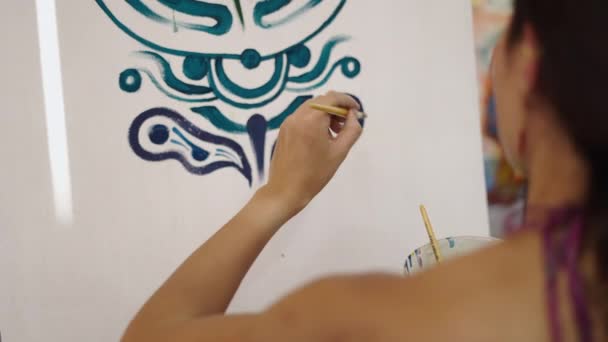 Pintor Irreconocible Pintando Cuadro Verde Azul Sobre Lienzo Artista Hippie — Vídeo de stock