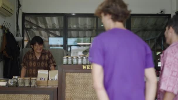 2人の顧客は合法的な大麻店に来て 小売業者は彼らを助けます 新しいビジネスコンセプト — ストック動画