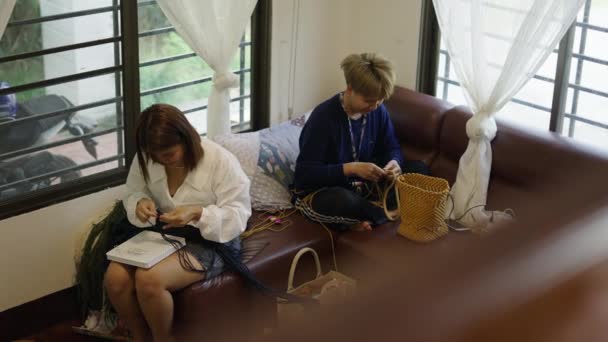 Вид Даху Двох Жінок Створюють Одяг Handcracft Job — стокове відео