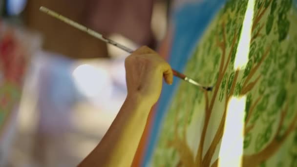 女人的手在画布上画一棵树 嬉皮画家 — 图库视频影像
