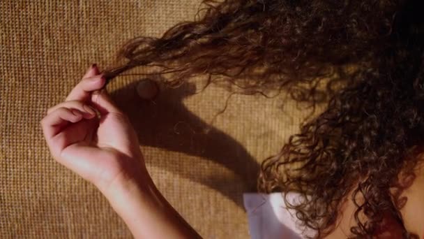 Erwachsene Frau Hand Berührt Die Locken Ihrer Haare Body Positive — Stockvideo