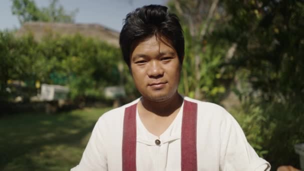 ハチでいっぱいのパネルを持っているアジア人男性のショット エコロジーコンセプト — ストック動画