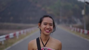 Tayland 'da kameraya gülümseyen bir kadının yakın çekimi.