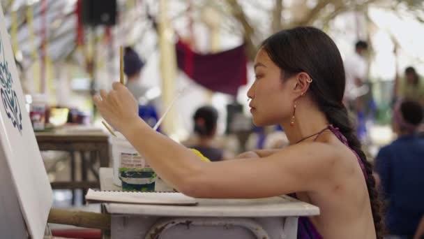 Hermosa Mujer Asiática Pinta Cuadro Con Pincel Hippie Artista — Vídeo de stock