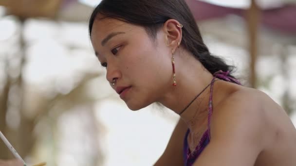 Primer Plano Una Chica Asiática Pintando Algo Hippie Artista — Vídeo de stock