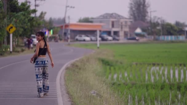 Jeune Femme Asiatique Tourne Sourit Tout Marchant Vie Rurale — Video