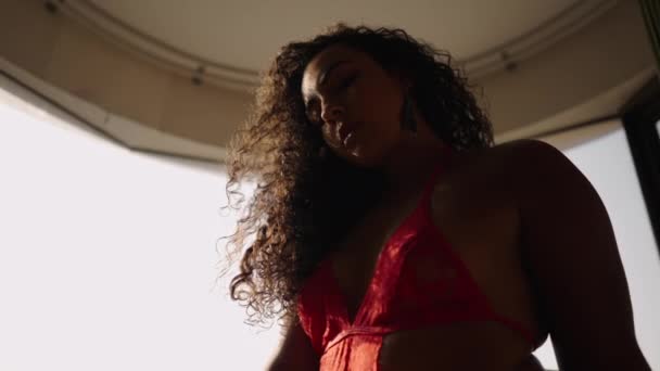ゴージャスLatina女性で赤ランジェリータッチ彼女の巻き毛 ボディポジティブ — ストック動画