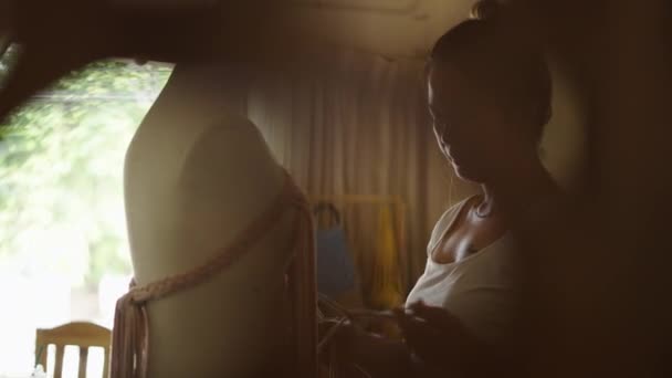 Elbise Düğümleri Atan Bir Kadın Bitkisinin Arkasından Bakmak Işi — Stok video