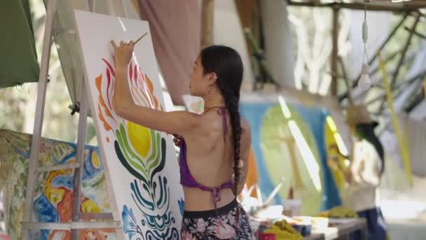 Peintre Asiatique Attrayant Peint Une Belle Illustration Sur Toile Artiste — Video