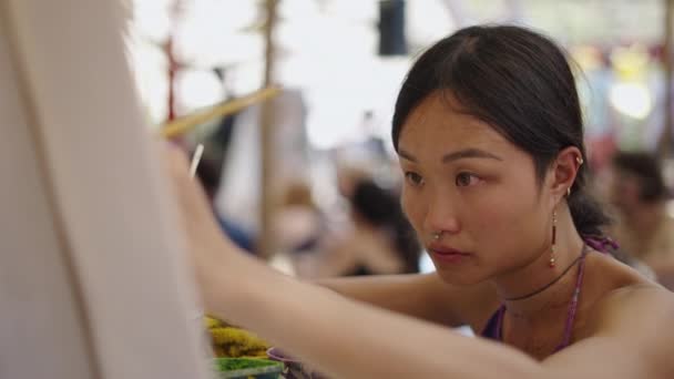 泰国一位亚洲画家女孩的近照 嬉皮士艺术家 — 图库视频影像
