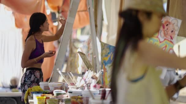 Dos Mujeres Pintoras Haciendo Una Obra Arte Hippie Artista — Vídeo de stock