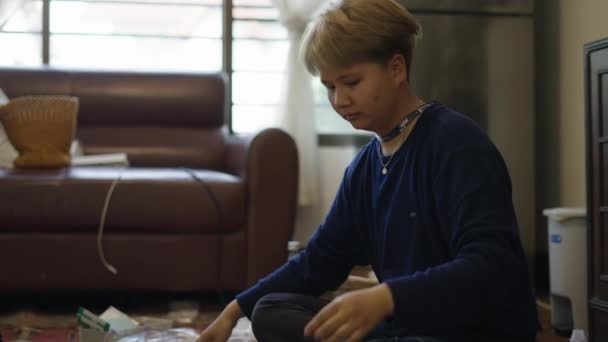 Costureira Tailandesa Tocando Fios Azuis Trabalho Handcracft — Vídeo de Stock