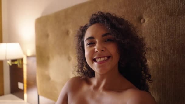 Schöne Frau Lächelt Die Kamera Und Berührt Ihre Haare Body — Stockvideo