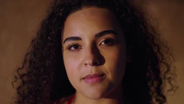 Nahaufnahme Porträt Eines Lächelnden Südamerikanischen Mädchens Mit Lockigem Haar Body — Stockvideo