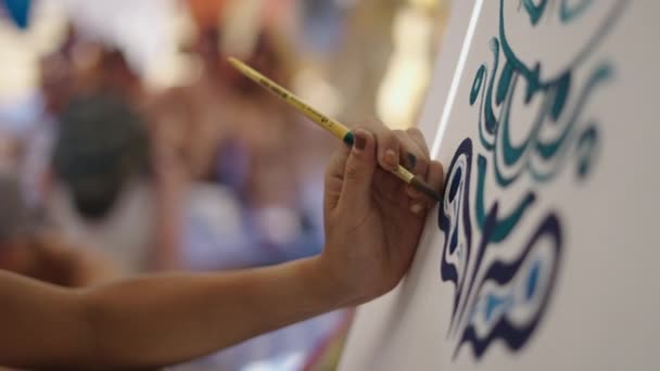 Les Mains Des Femmes Peignent Une Illustration Verte Bleue Hippie — Video