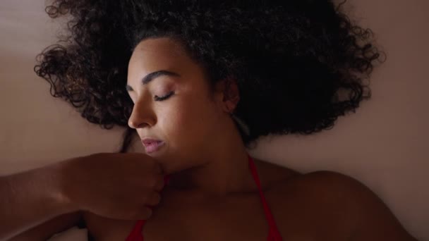 Latina Mädchen Liegend Auf Einem Bett Berühren Sie Haare Körper — Stockvideo