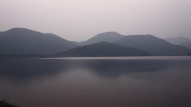 Tayland 'da güzel bir gölün panoramik manzarası