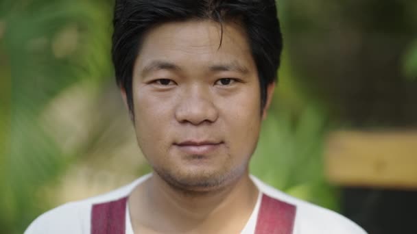 一个亚洲男人笑着凝视着相机的画像 生态学概念 — 图库视频影像
