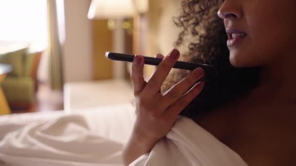 ベッドから携帯電話に音声を送信する認識できない女性 Body Positive — ストック動画