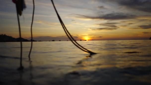 タイの海水に浮かぶボートのアンカーロープ オパカロフィリア — ストック動画