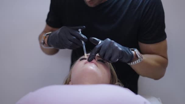 白人女孩通过注射器接受局部麻醉 保健概念 — 图库视频影像