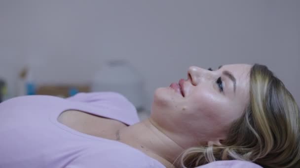 Meisje Met Bloederige Lip Lacht Naar Camera Healthcare Concept — Stockvideo