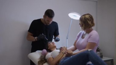 Bir klinikteki şırınga - Sağlık sigortası kavramı yüzünden hasta acı içinde kıvranıyor