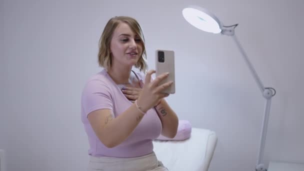 Wunderschönes Blondes Mädchen Spricht Videoanruf Über Ihre Behandlung Gesundheitskonzept — Stockvideo