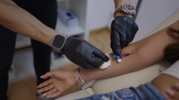 Ivが腕にある領域をクリーニングする医師の手 4K水平ビデオ — ストック動画