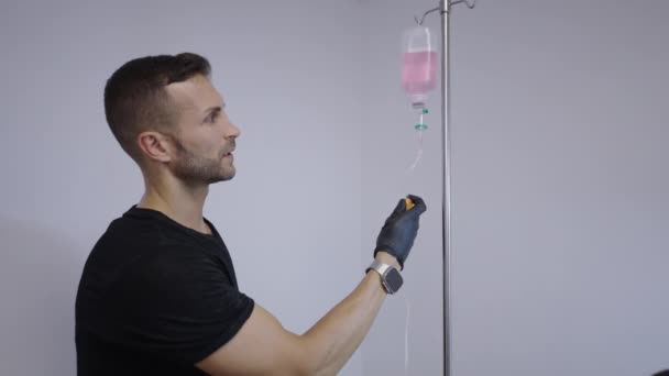 セラピーセッションでIv液を準備する医師 4K水平ビデオ — ストック動画